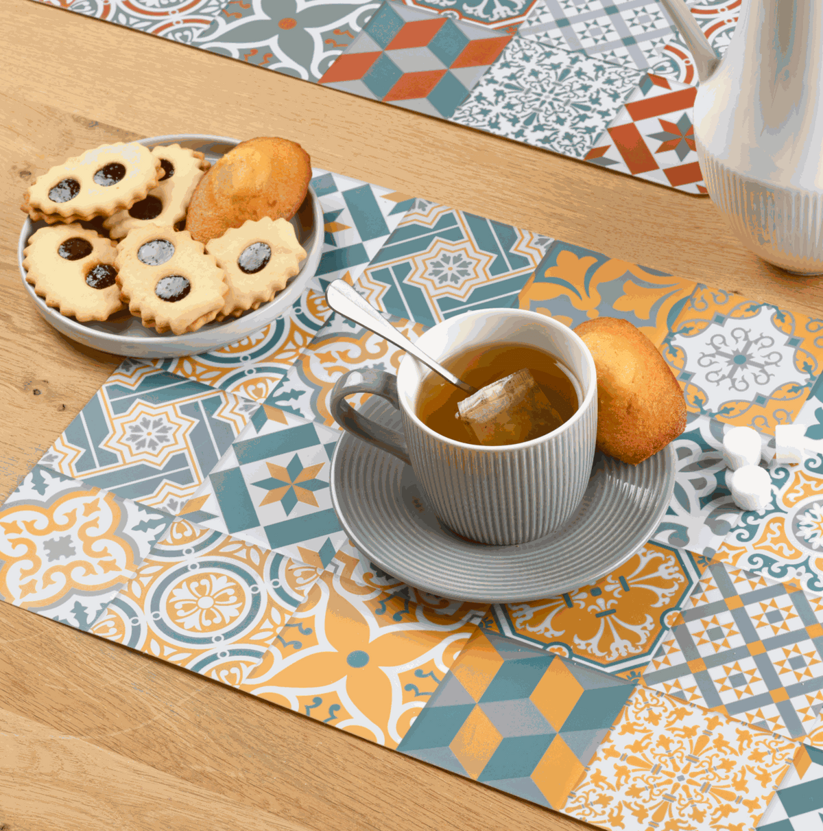 Tischset Ornamente aus Kunststoff in Blau, Grau und Orange mit rechteckigem Patchwork-Muster und Ornamenten