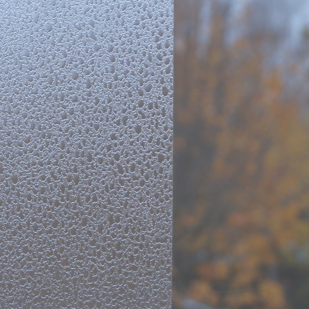 Blickdichte Fensterfolie mit floralem Muster als dekorativer Sichtschutz und Hitzeschutz für Glasflächen