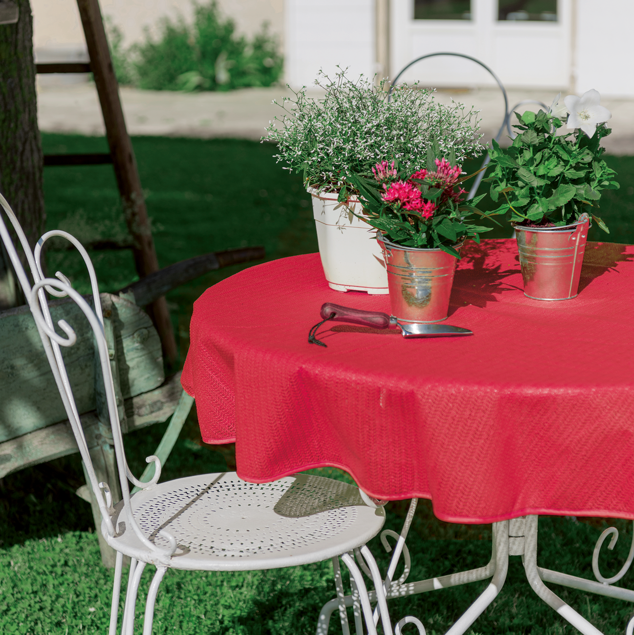 Rote Gartentischdecke aus PVC-Weichschaum mit rutschhemmender Oberfläche und Anti-Fleck-Beschichtung für den Außenbereich