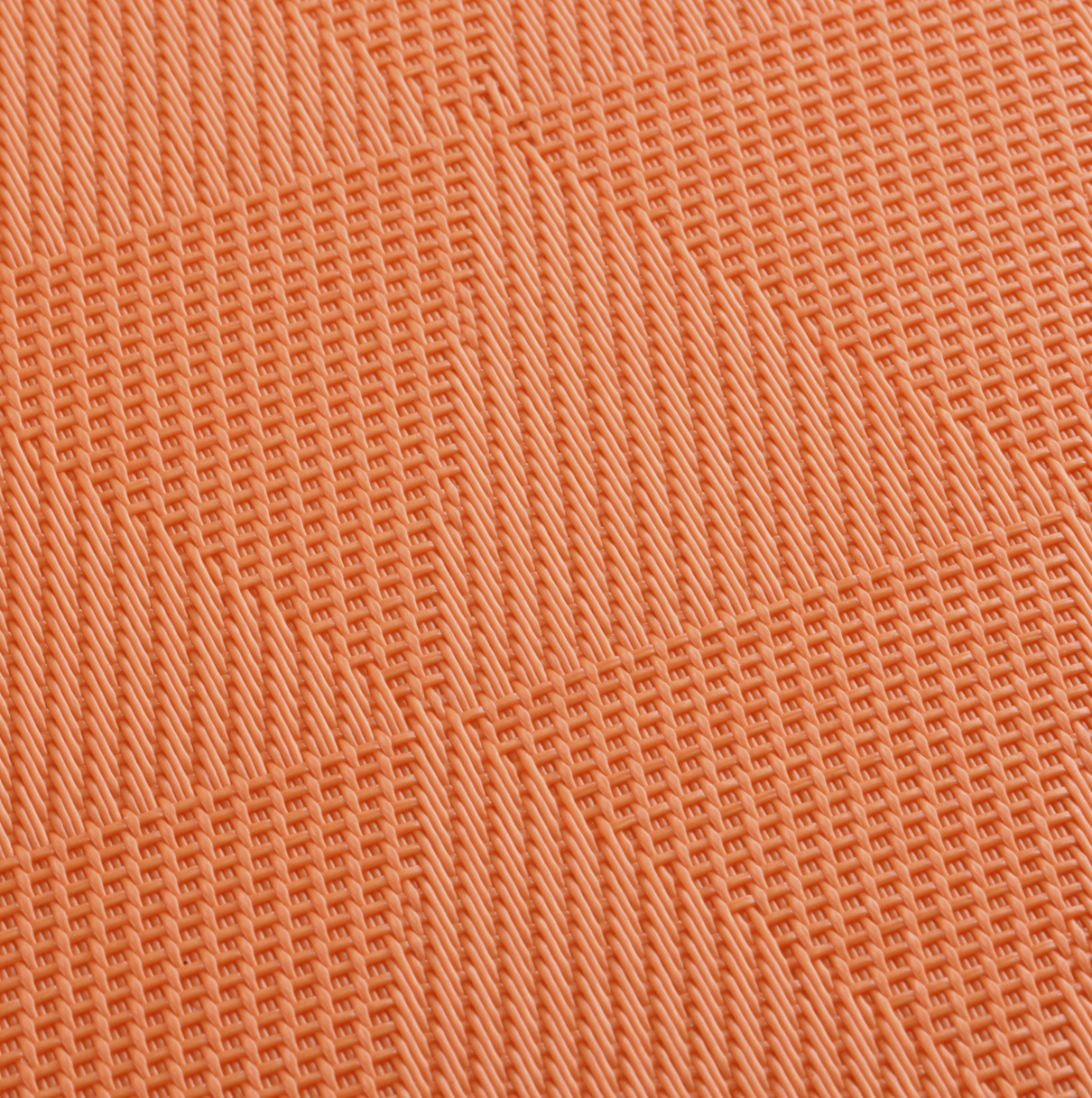 Gewebtes Tischset mit geometrischem Design auf Esstisch