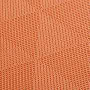 Gewebtes Tischset mit geometrischem Design auf Esstisch