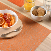 Gewebtes Tischset Mix rechteckig in Orange aus lebensmittelechtem Kunststoff auf Holztisch