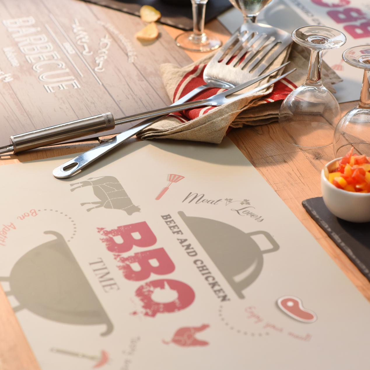 Rechteckiges Tischset Food aus Kunststoff schützt den Tisch vor Flecken und Kratzern.