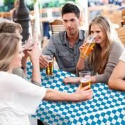 Wasserdichte Tischdecke Party für Biertische mit bayrischem Rautenmuster, ideal für Feiern und Gartenfeste