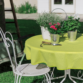 Gartentischdecke Anisgrün aus robustem PVC-Weichschaum auf Terrasse mit rutschhemmender und fleckabweisender Oberfläche