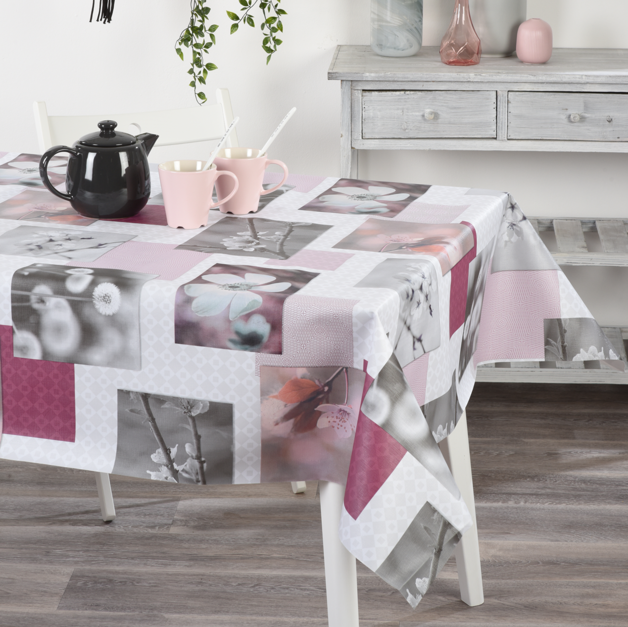 geprägte Wachstischdecke mit Blumenmuster schützt Tisch vor Flecken und Feuchtigkeit