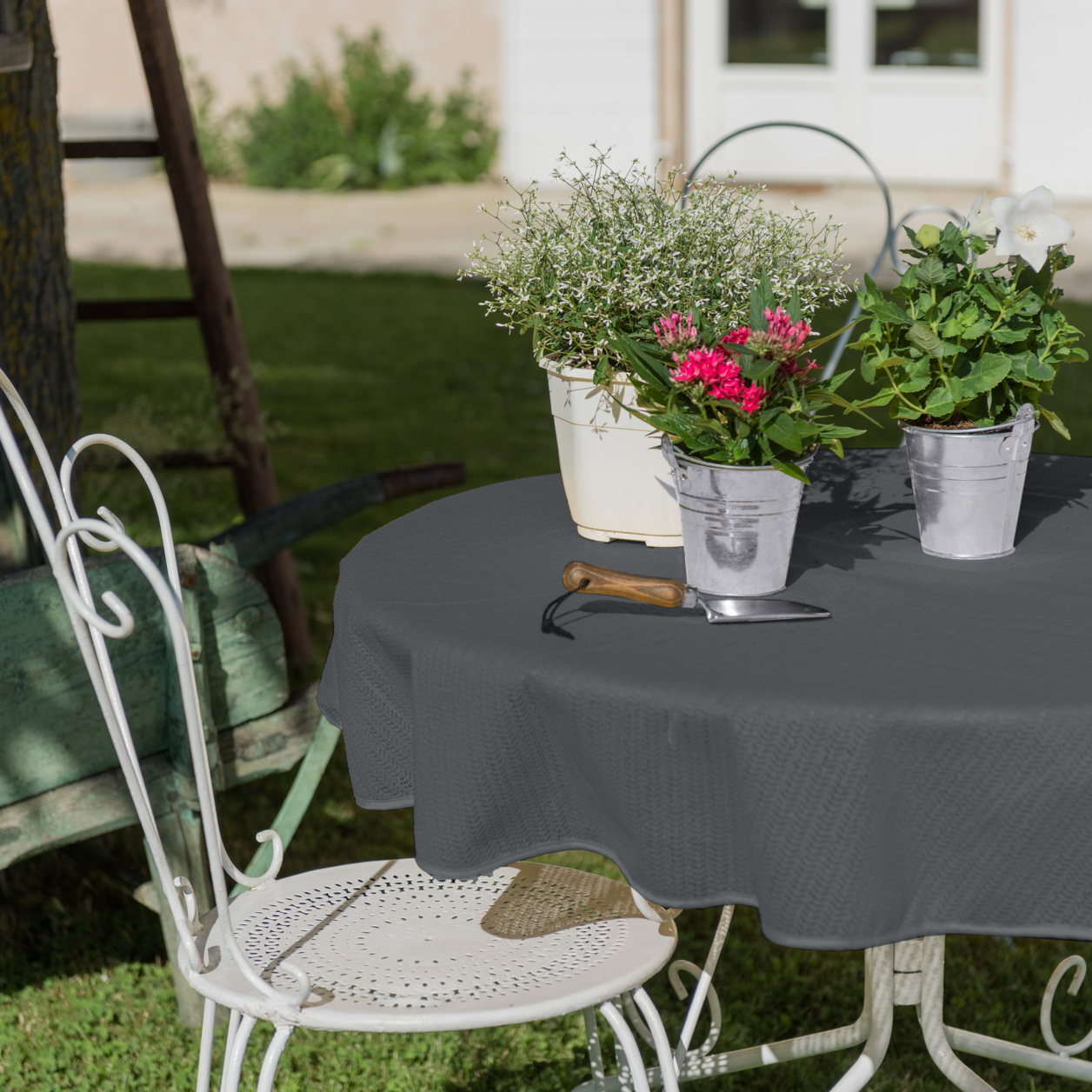 Anthrazitfarbene Gartentischdecke aus pflegeleichtem Material für den Außentischschutz