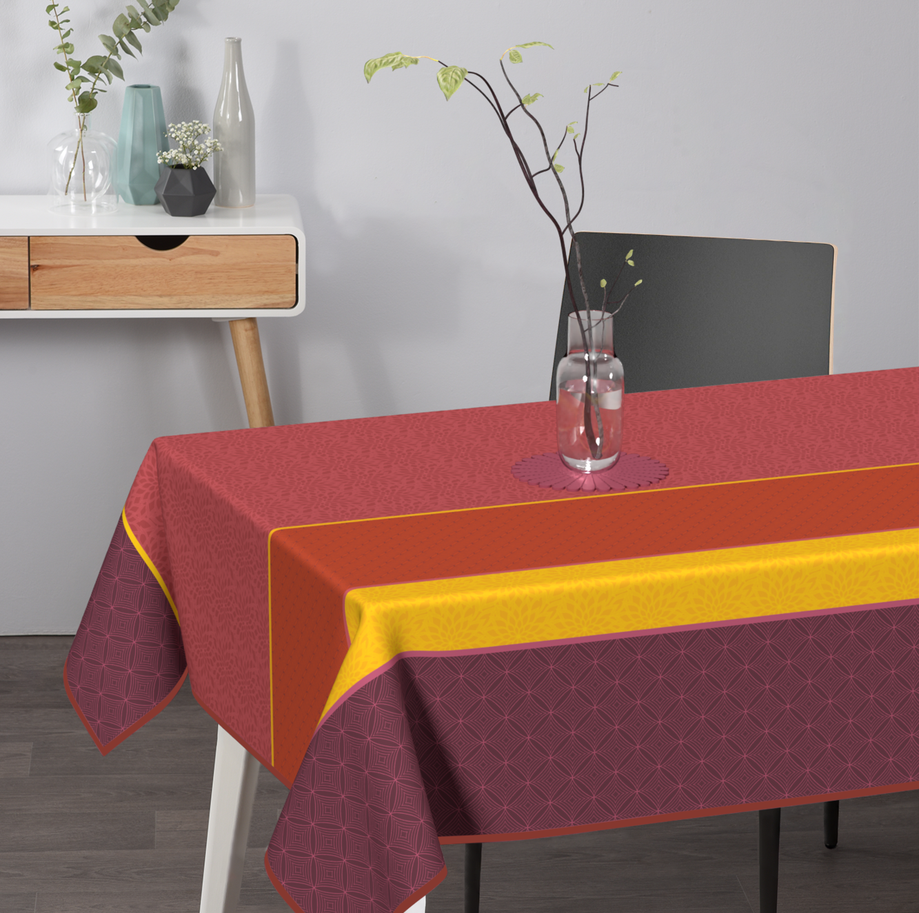 Textile Tischdecke mit Streifenmuster auf Esstisch für modernen Wohnstil