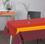 Textile Tischdecke mit Streifenmuster auf Esstisch für modernen Wohnstil