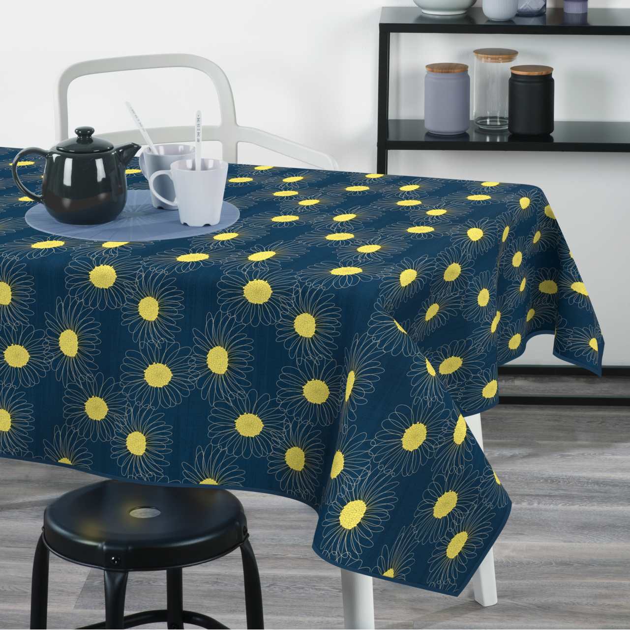 Textile Tischdecke mit buntem Blumenmuster auf Holztisch