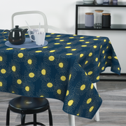 Textile Tischdecke mit buntem Blumenmuster auf Holztisch