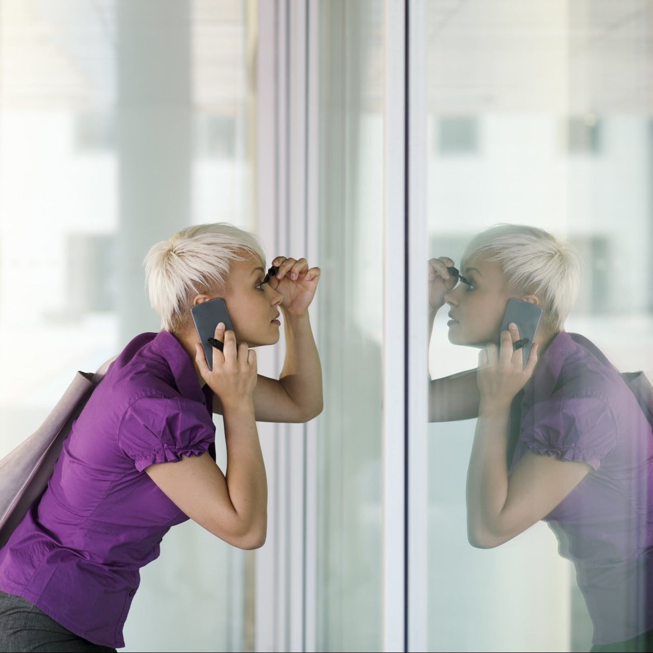 Vitrostatic Spiegelfolie als statisch haftende Sichtschutzfolie auf Fensterfläche für Privatsphäre und UV-Schutz