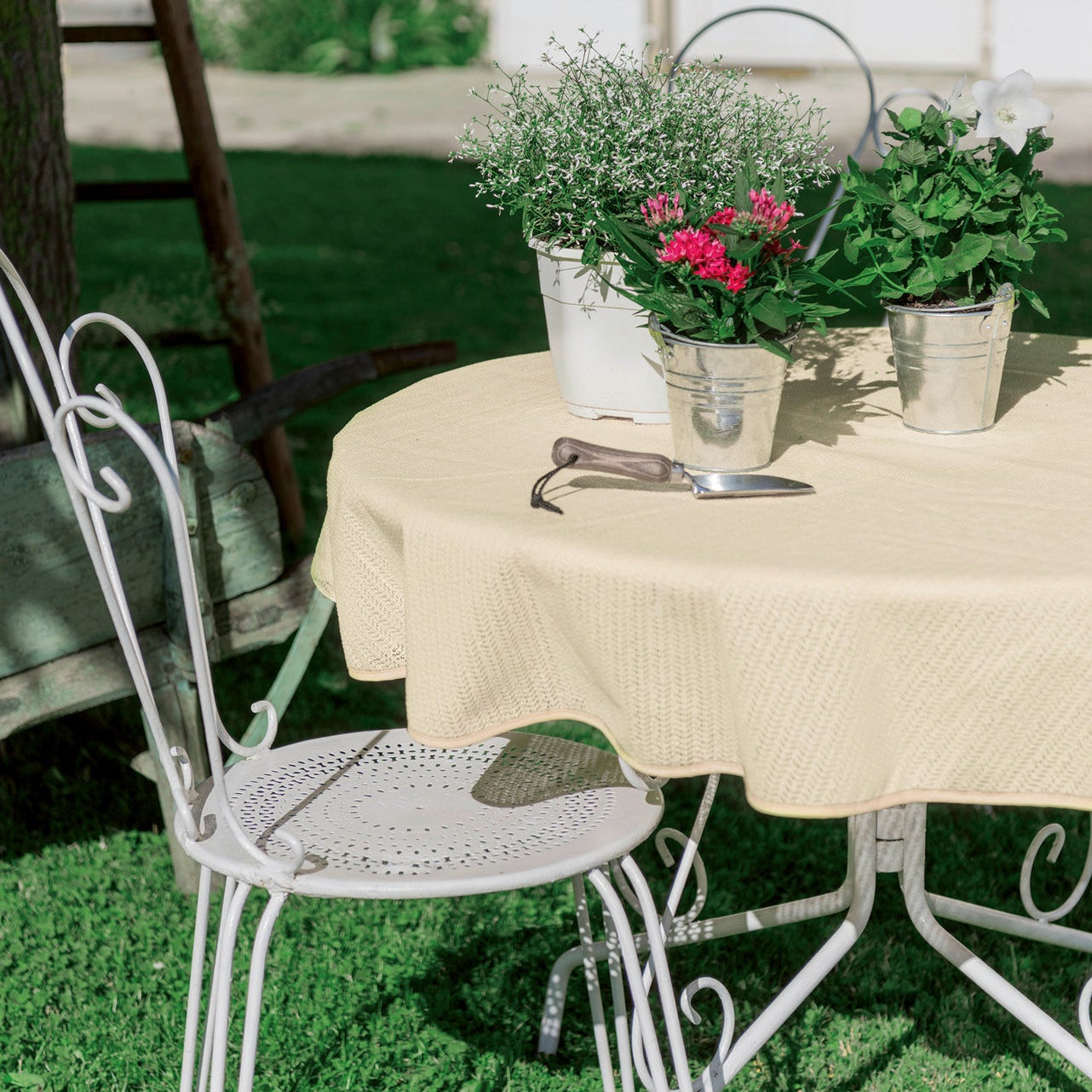 Gartentischdecke Creme aus PVC-Weichschaum schützt Gartentische im Außenbereich vor Kratzern und Flecken
