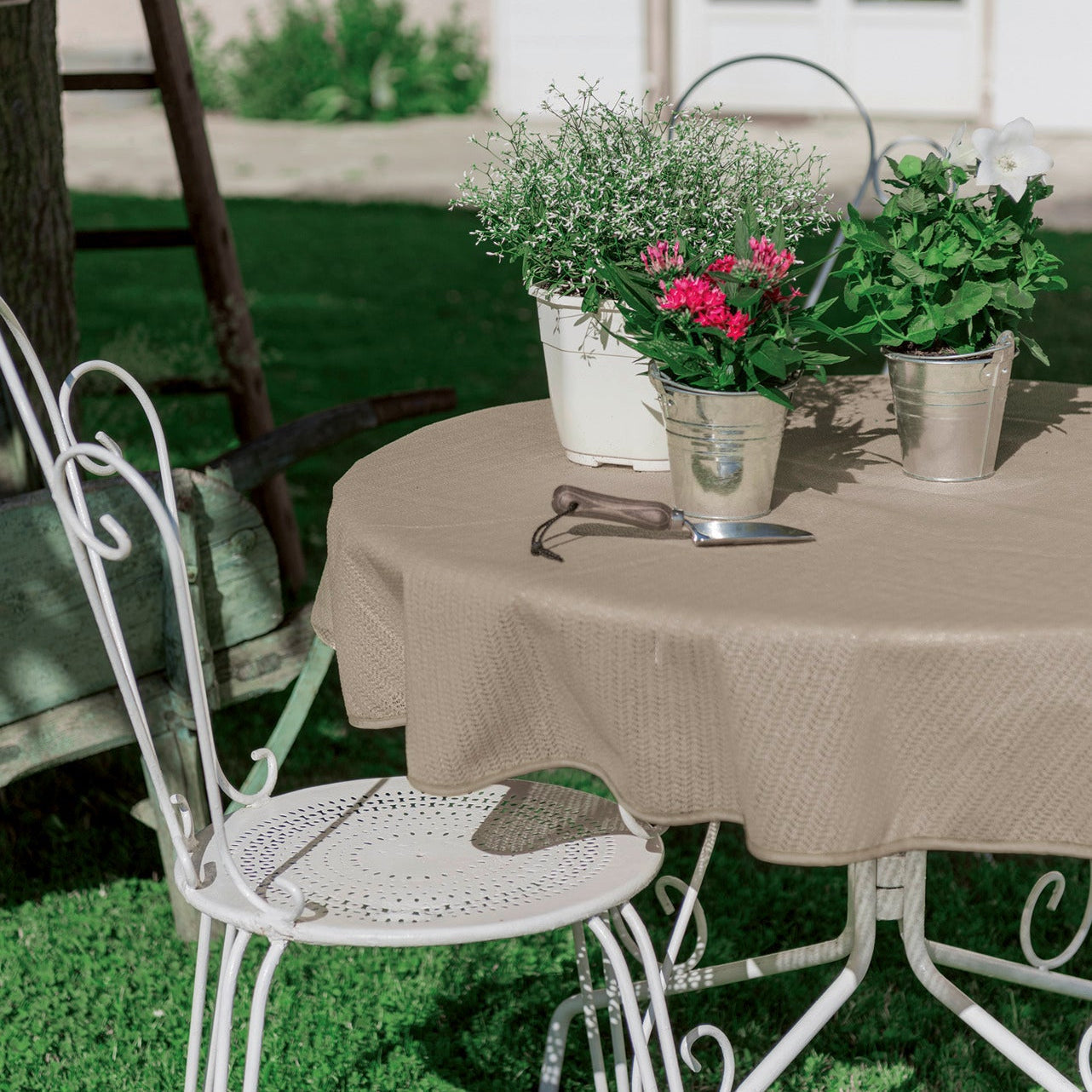 Gartentischdecke Taupe aus strukturiertem PVC-Weichschaum mit rutschhemmender Oberfläche